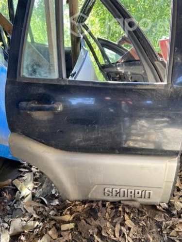 Puerta trasera mahindra