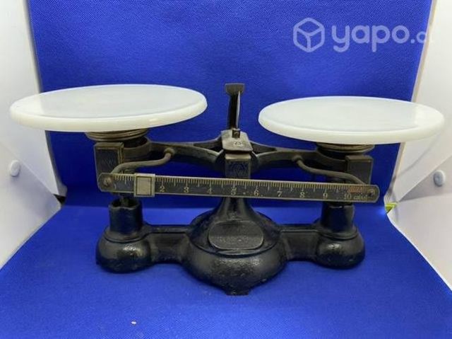 Antigua balanza equilibrio platos papalina hierro