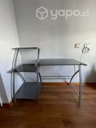 Escritorio de vidrio con repisas