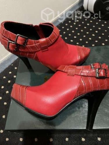 Par de botines/tacos