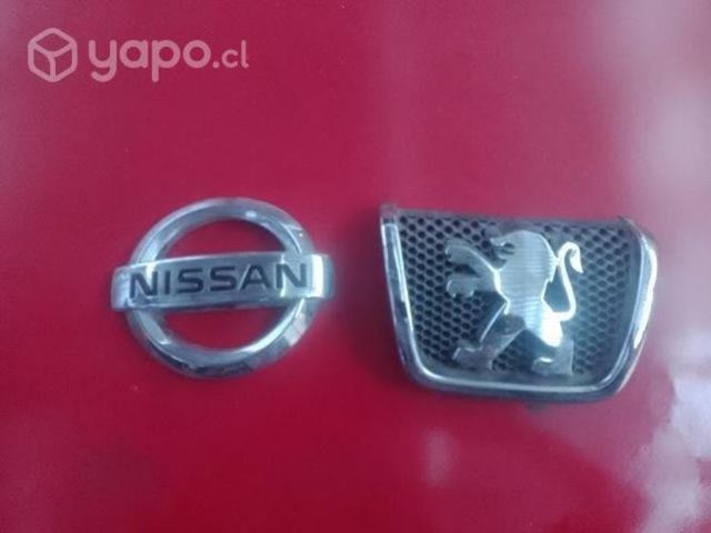Logos de Nissan y Peugeot