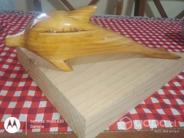 Delfines tallados en madera