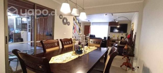Arriendo elegante casa en condominio