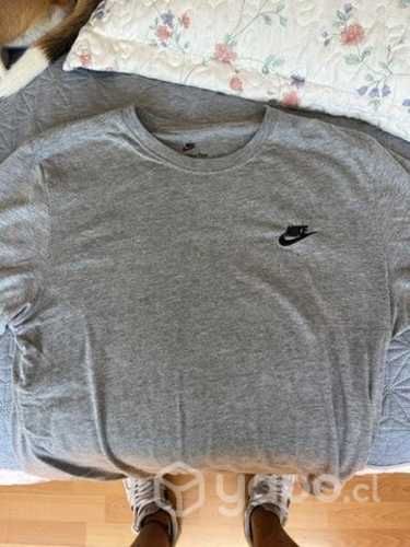 Polera Nike gris