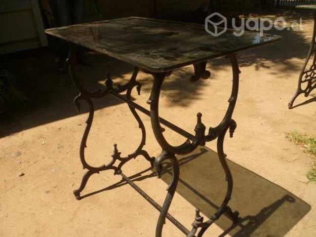 Mesa de fierro fundido antigua
