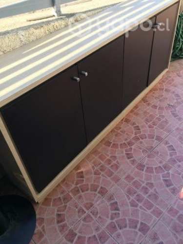 Mesa redonda y mueble rack