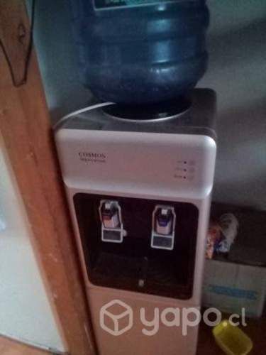 Televisor Smart TV y dispensador de agua