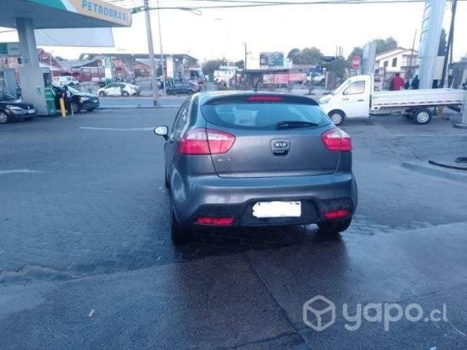 Kia rio 5 al día y transferible
