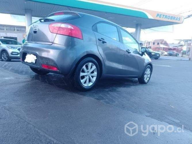 Kia rio 5 al día y transferible