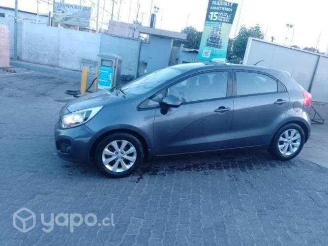 Kia rio 5 al día y transferible