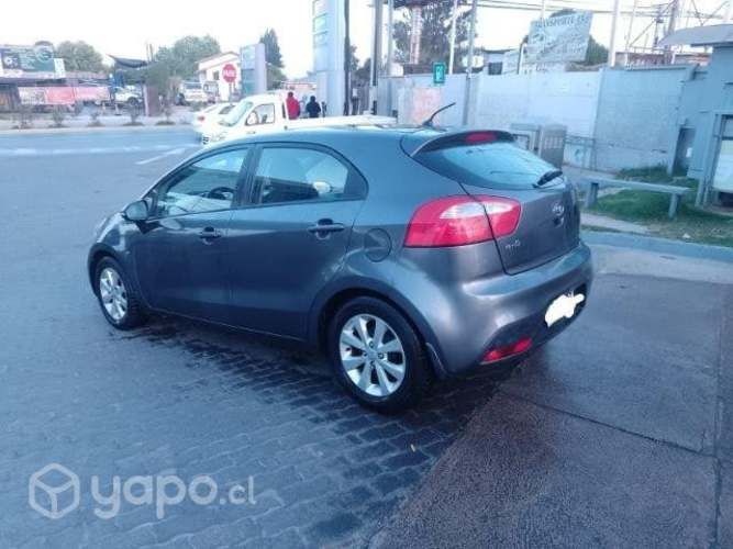 Kia rio 5 al día y transferible