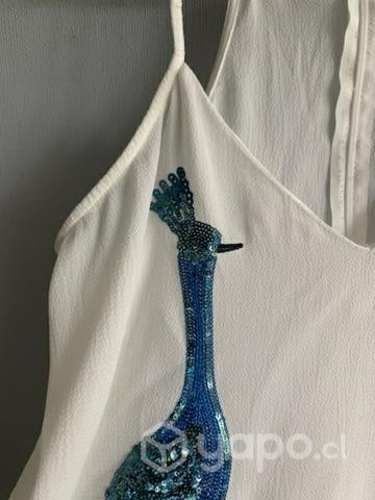 Blusa/con aplicaciones IO, un básico en talla S.