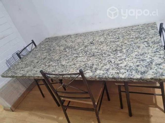 Mesa con cubierta de granito