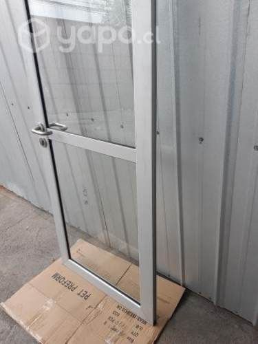 Puerta de aluminio y vidrio