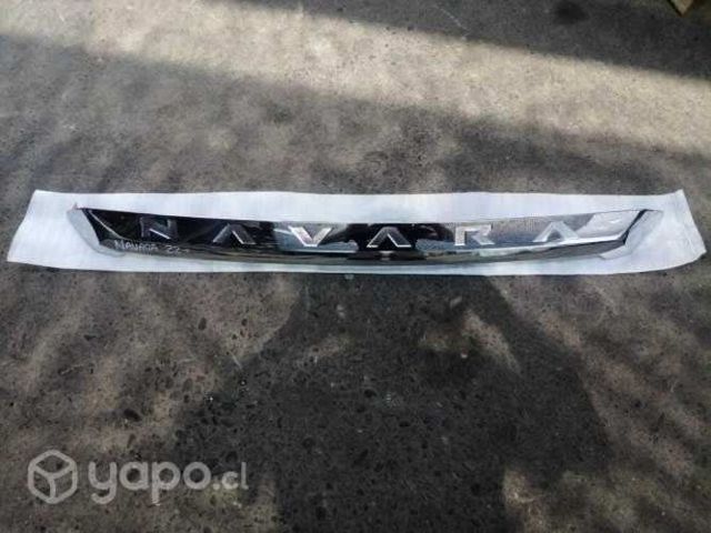 Moldura de capot nissan navara 2022 original