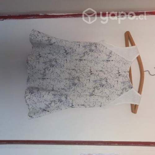 chaleco rojo sin detalles y poleras