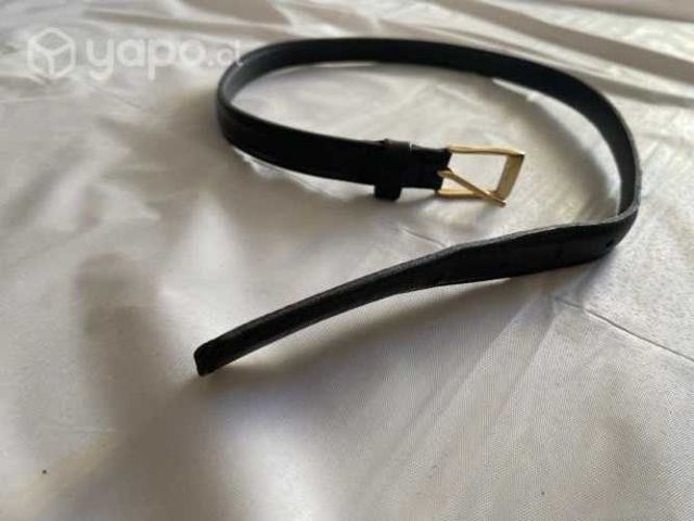 Cinturón negro con hebilla dorada