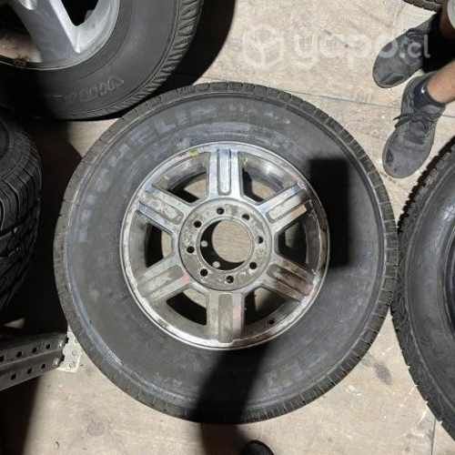 Dodge Ram 2500 llanta con neumatico