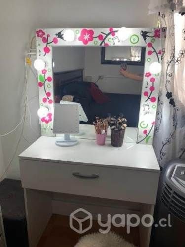 Mueble tocador con ampolletas