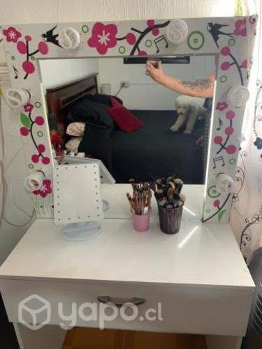 Mueble tocador con ampolletas