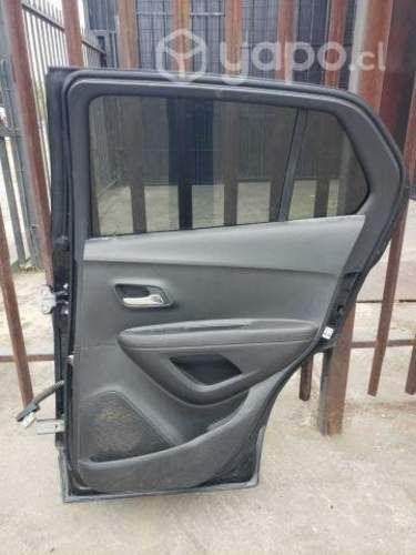 Puerta completa trasera rh tracker 1.8 2017