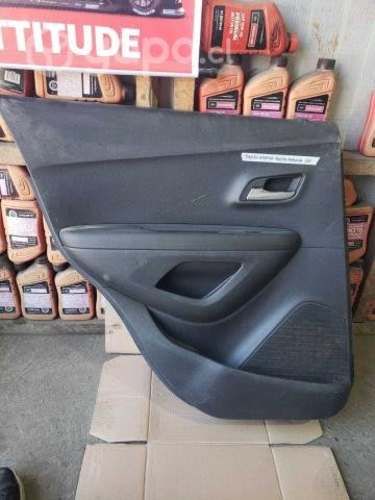 Plastico interior puerta trasera lh tracker 1.8 20