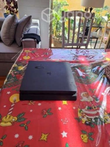 Play 4 con juegos incluidos.