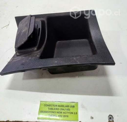 Conector Auxiliar USB Tablero (SNJ160) Ssangyong N