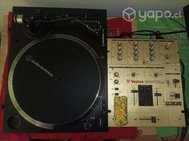 Tornamesa AudioTechnica y Mixer Vestax