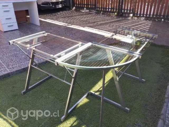 Escritorio metálico con vidrio. Conversable