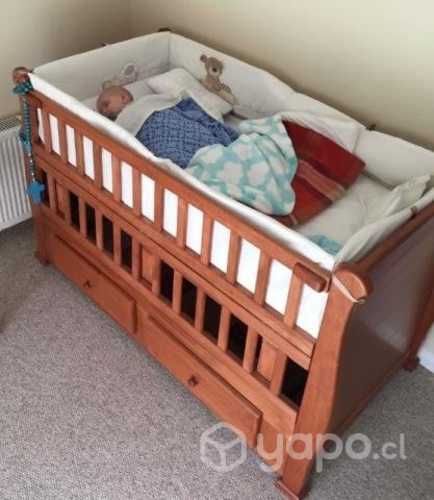 Cuna de madera con colchón
