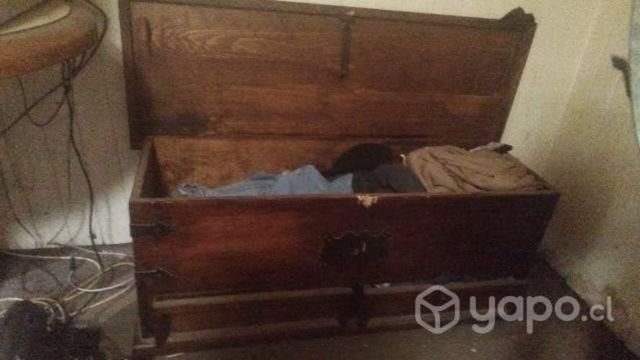 Arcón de madera y hierro forjado