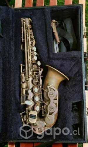 Saxofón soprano curvo eagle semiprofesional.