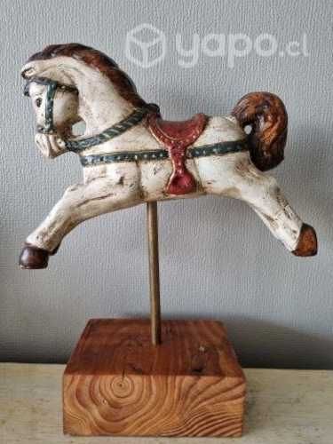 Caballo carrusel con soporte de metal y madera