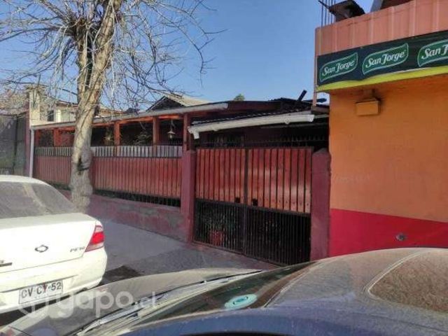 Casa Cerro Navia con amplio patio techado