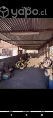 Casa grande de tres pisos con dos ambientes separ