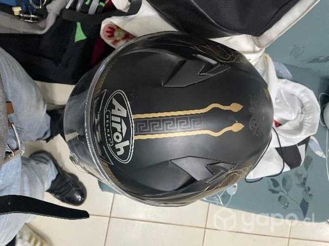 Casco airoh negro mate diseño medusa