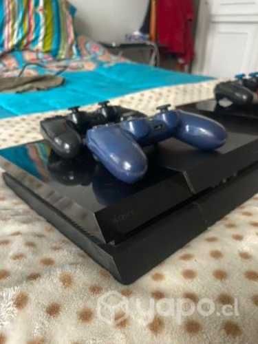 PS4 FAT con controles y juegos