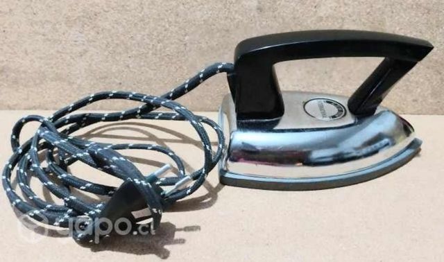 Antigua plancha eléctrica de viaje