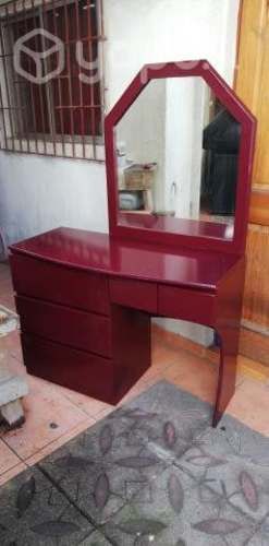 Comoda madera lacada burdeos, con cajoneras