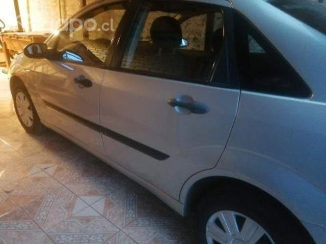 Se vende Ford focus sedan 1.6 2009