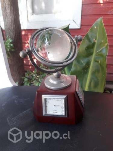 Adorno de reloj con mundo giratorio