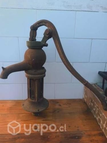 Bomba de agua de colección muy antigua