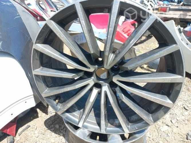 1 llanta r19 AUDI original