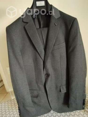 Terno gris marca trial, talla 48
