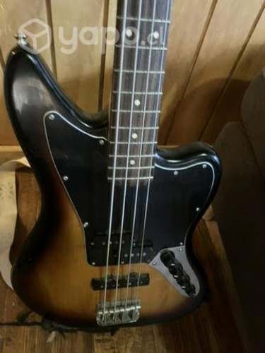 Bajo Fender jaguar squier activo .