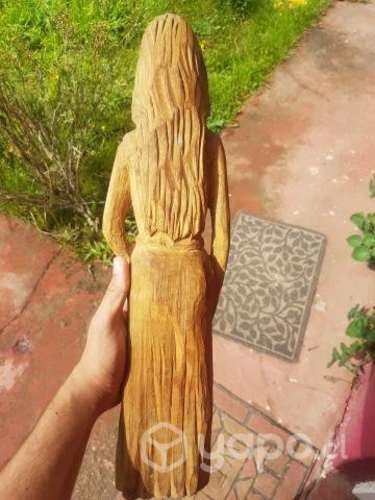 Hermosa estatua mujer indígena tallada a mano