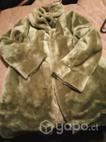 Abrigo de piel sintético color hueso verdoso