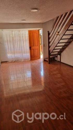 Arriendo casa de dos pisos