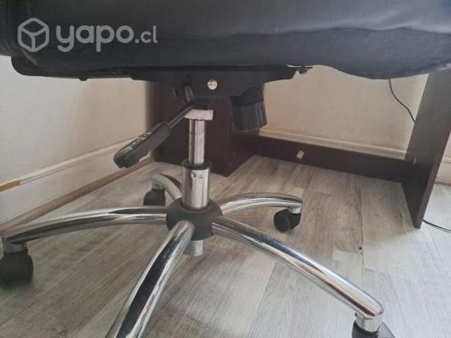 Silla de escritorio negra acolchada